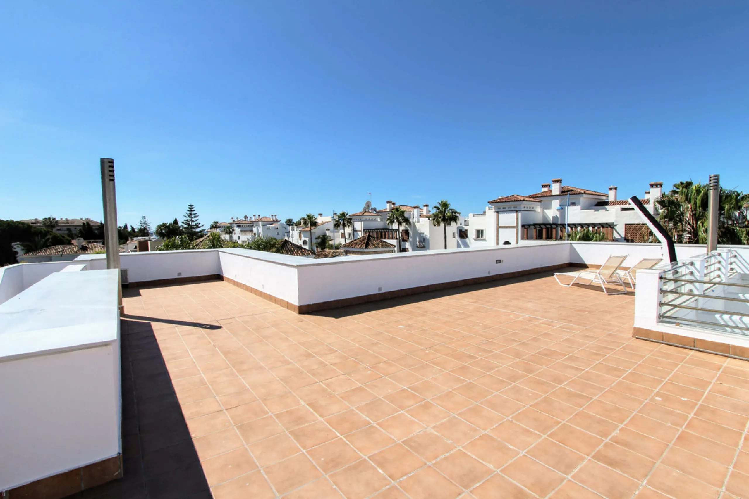 Spacious beachside villa in popular San Pedro, a short drive west of Marbella and Puerto Banús, and within walking distance of the beach promenade, shops and restaurants. This house is set in manicured gardens with a swimming pool, offering a perfect comb
