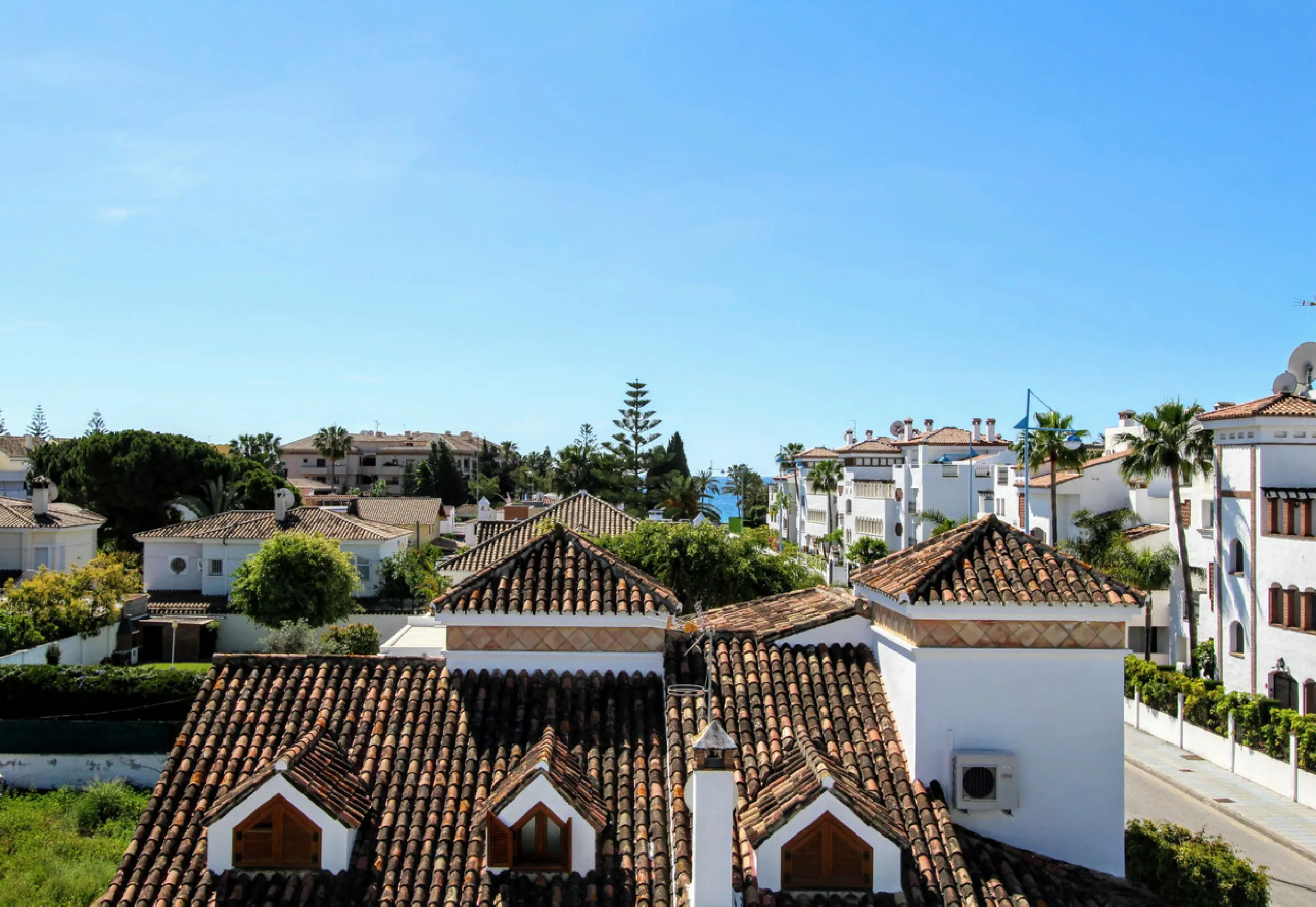 Spacious beachside villa in popular San Pedro, a short drive west of Marbella and Puerto Banús, and within walking distance of the beach promenade, shops and restaurants. This house is set in manicured gardens with a swimming pool, offering a perfect comb