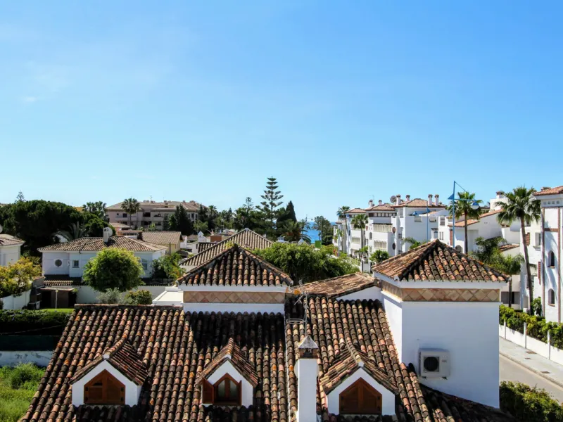 Spacious beachside villa in popular San Pedro, a short drive west of Marbella and Puerto Banús, and within walking distance of the beach promenade, shops and restaurants. This house is set in manicured gardens with a swimming pool, offering a perfect comb