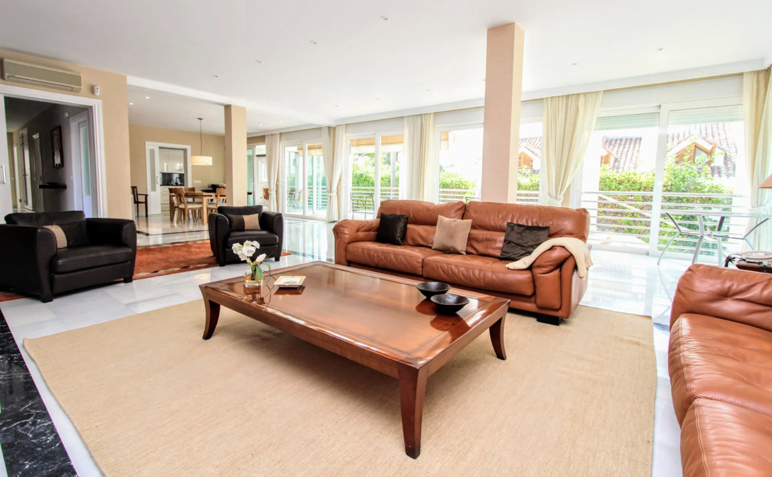 Spacious beachside villa in popular San Pedro, a short drive west of Marbella and Puerto Banús, and within walking distance of the beach promenade, shops and restaurants. This house is set in manicured gardens with a swimming pool, offering a perfect comb