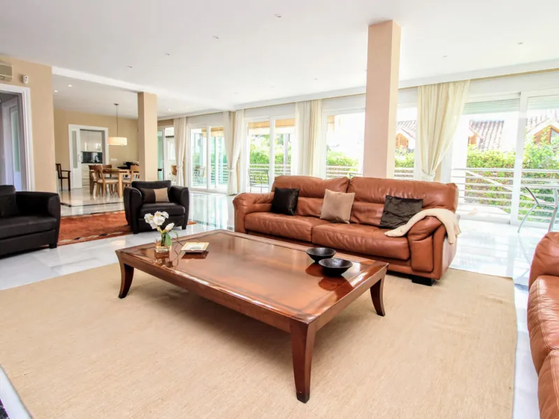 Spacious beachside villa in popular San Pedro, a short drive west of Marbella and Puerto Banús, and within walking distance of the beach promenade, shops and restaurants. This house is set in manicured gardens with a swimming pool, offering a perfect comb
