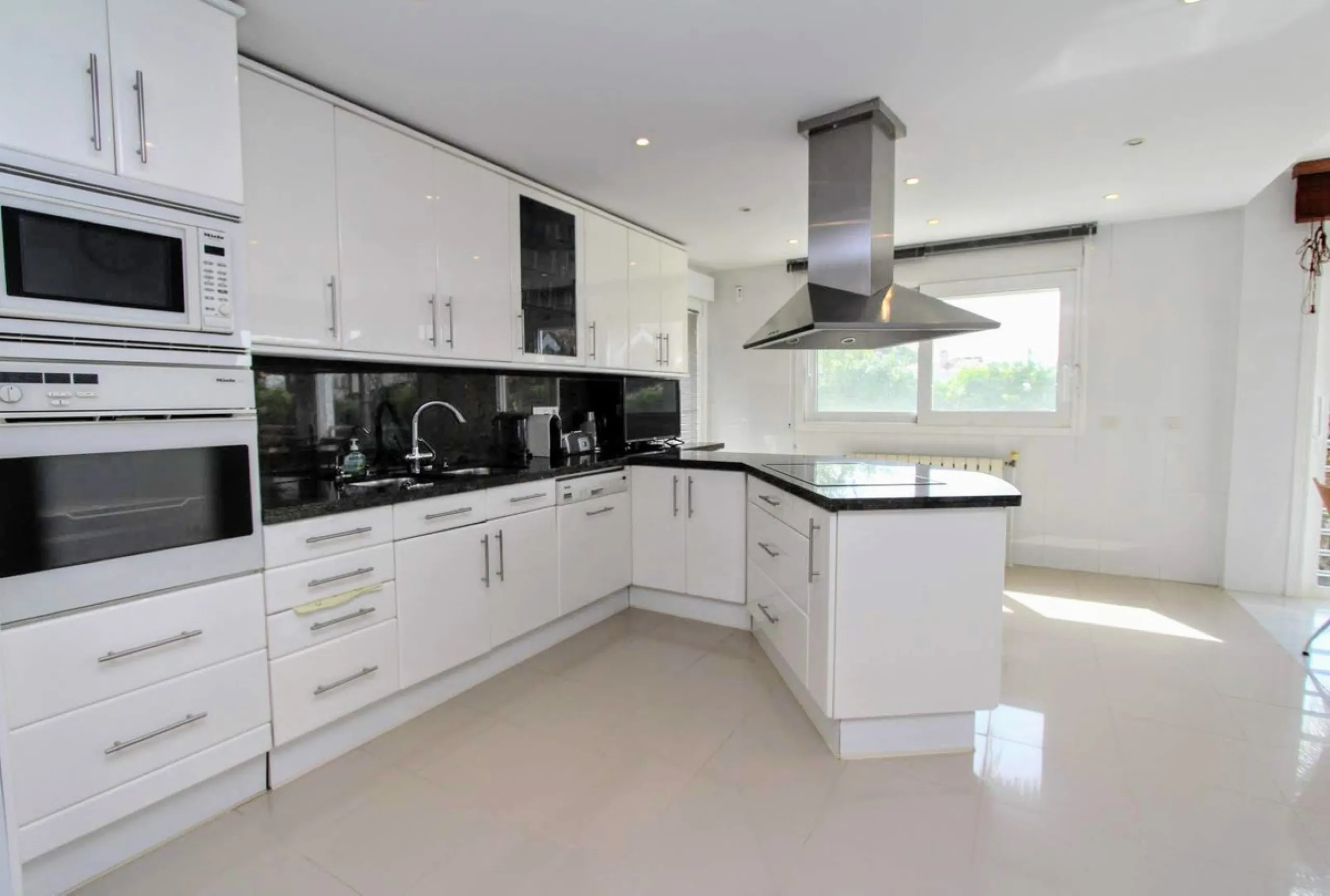 Spacious beachside villa in popular San Pedro, a short drive west of Marbella and Puerto Banús, and within walking distance of the beach promenade, shops and restaurants. This house is set in manicured gardens with a swimming pool, offering a perfect comb