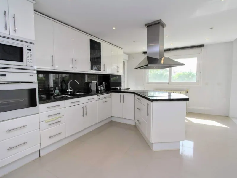 Spacious beachside villa in popular San Pedro, a short drive west of Marbella and Puerto Banús, and within walking distance of the beach promenade, shops and restaurants. This house is set in manicured gardens with a swimming pool, offering a perfect comb