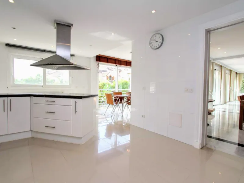 Spacious beachside villa in popular San Pedro, a short drive west of Marbella and Puerto Banús, and within walking distance of the beach promenade, shops and restaurants. This house is set in manicured gardens with a swimming pool, offering a perfect comb