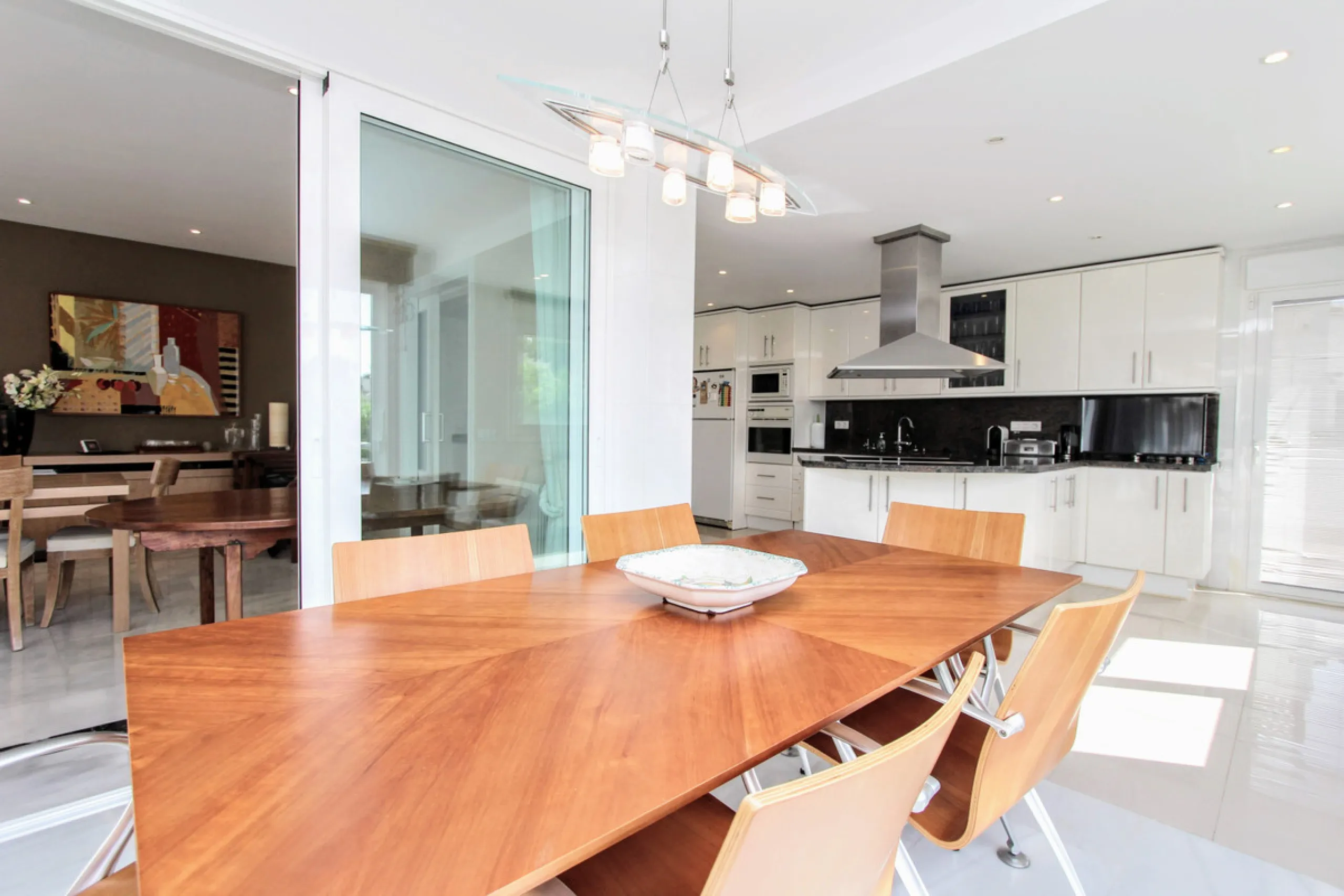 Spacious beachside villa in popular San Pedro, a short drive west of Marbella and Puerto Banús, and within walking distance of the beach promenade, shops and restaurants. This house is set in manicured gardens with a swimming pool, offering a perfect comb