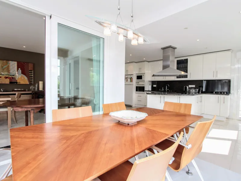 Spacious beachside villa in popular San Pedro, a short drive west of Marbella and Puerto Banús, and within walking distance of the beach promenade, shops and restaurants. This house is set in manicured gardens with a swimming pool, offering a perfect comb