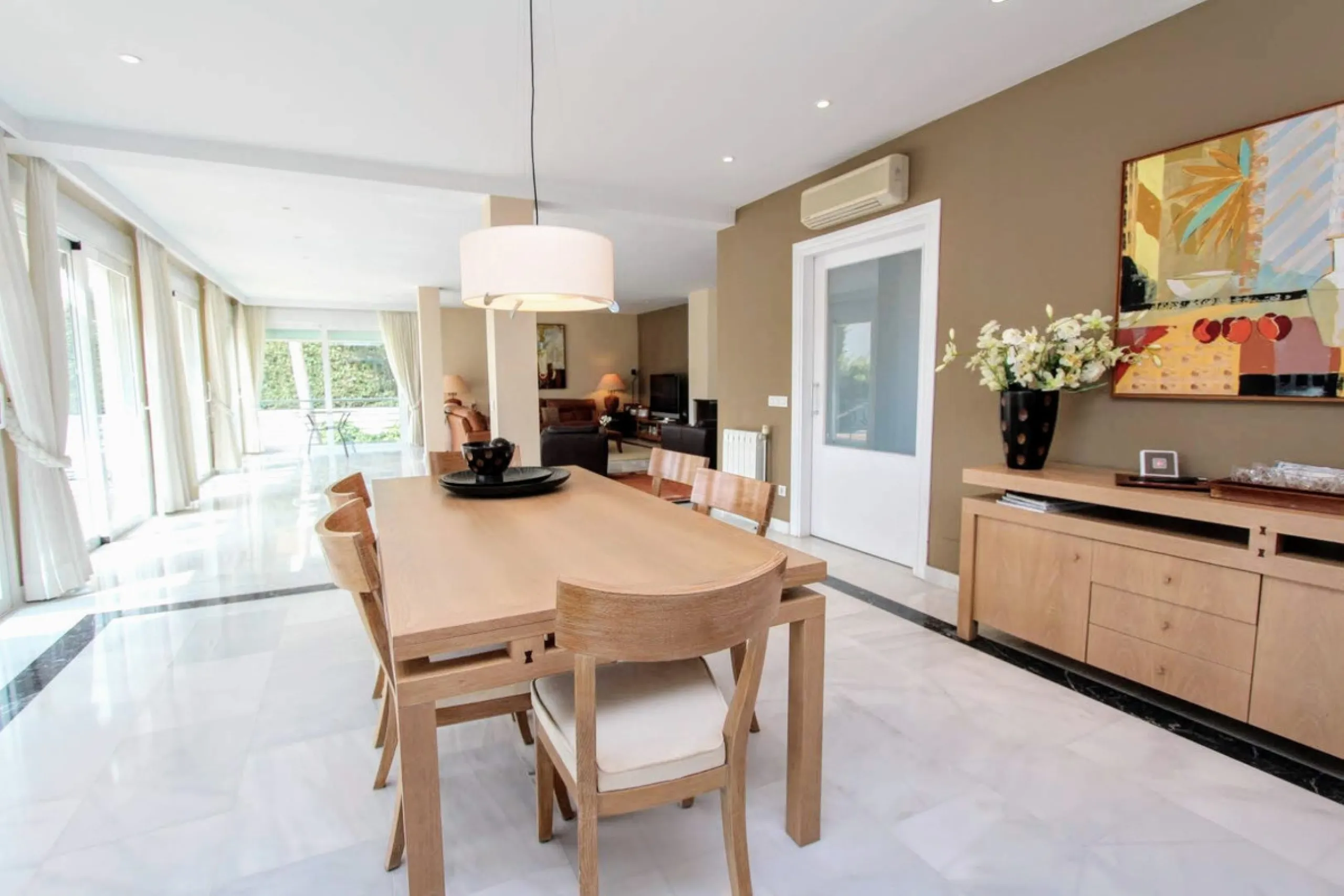 Spacious beachside villa in popular San Pedro, a short drive west of Marbella and Puerto Banús, and within walking distance of the beach promenade, shops and restaurants. This house is set in manicured gardens with a swimming pool, offering a perfect comb