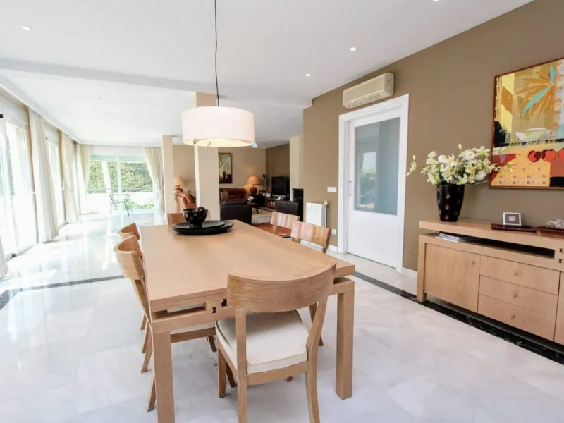 Spacious beachside villa in popular San Pedro, a short drive west of Marbella and Puerto Banús, and within walking distance of the beach promenade, shops and restaurants. This house is set in manicured gardens with a swimming pool, offering a perfect comb