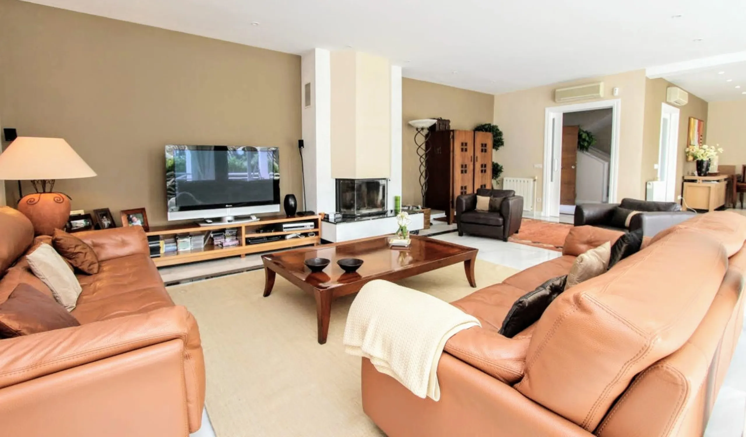 Spacious beachside villa in popular San Pedro, a short drive west of Marbella and Puerto Banús, and within walking distance of the beach promenade, shops and restaurants. This house is set in manicured gardens with a swimming pool, offering a perfect comb