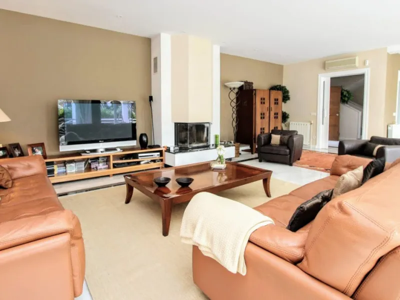 Spacious beachside villa in popular San Pedro, a short drive west of Marbella and Puerto Banús, and within walking distance of the beach promenade, shops and restaurants. This house is set in manicured gardens with a swimming pool, offering a perfect comb