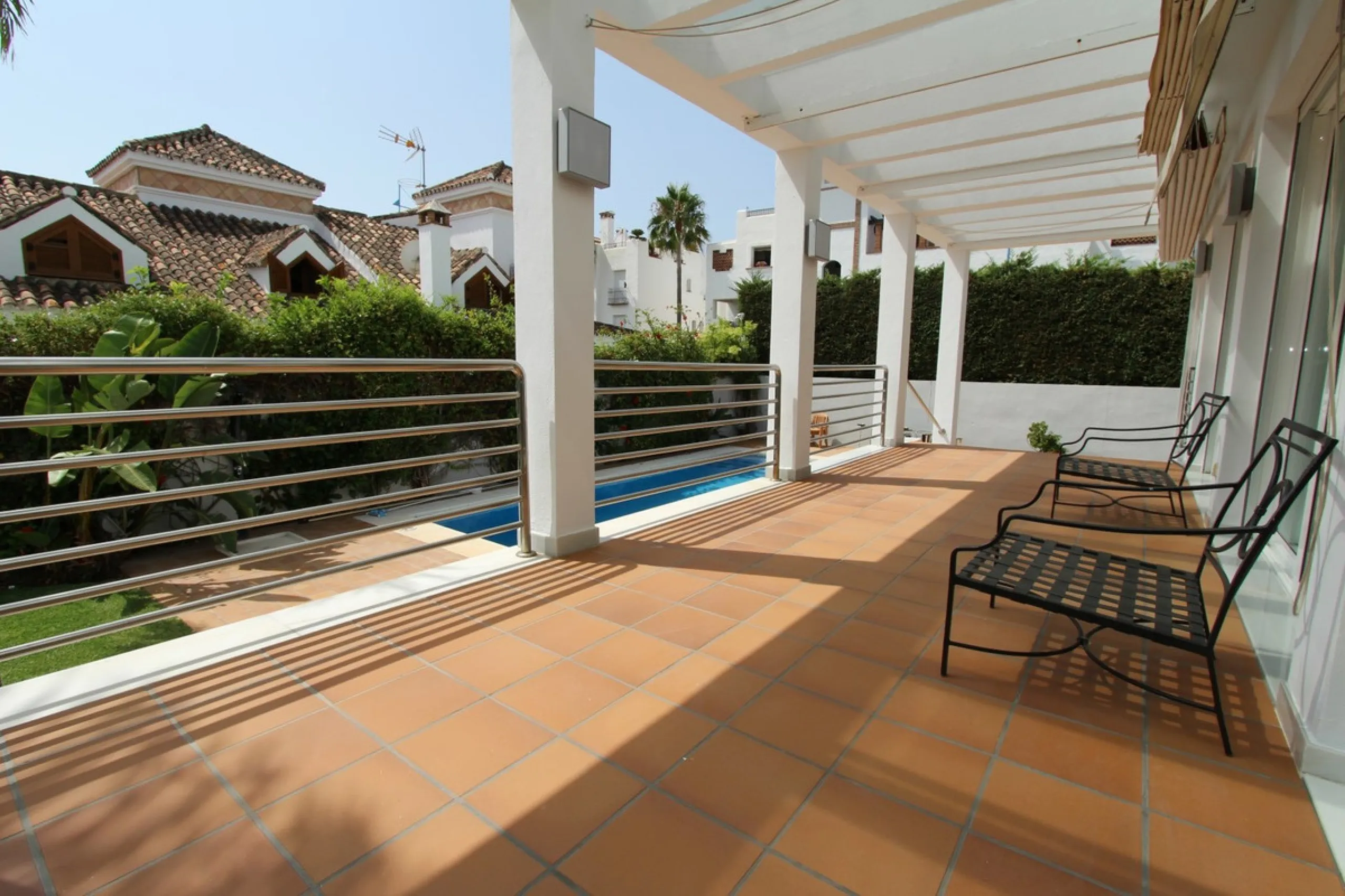Spacious beachside villa in popular San Pedro, a short drive west of Marbella and Puerto Banús, and within walking distance of the beach promenade, shops and restaurants. This house is set in manicured gardens with a swimming pool, offering a perfect comb