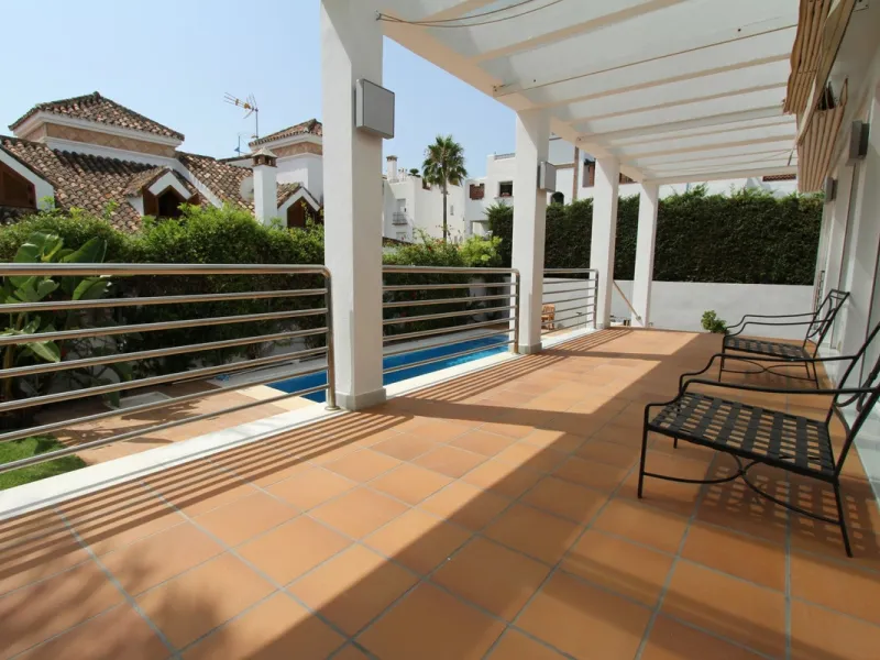 Spacious beachside villa in popular San Pedro, a short drive west of Marbella and Puerto Banús, and within walking distance of the beach promenade, shops and restaurants. This house is set in manicured gardens with a swimming pool, offering a perfect comb