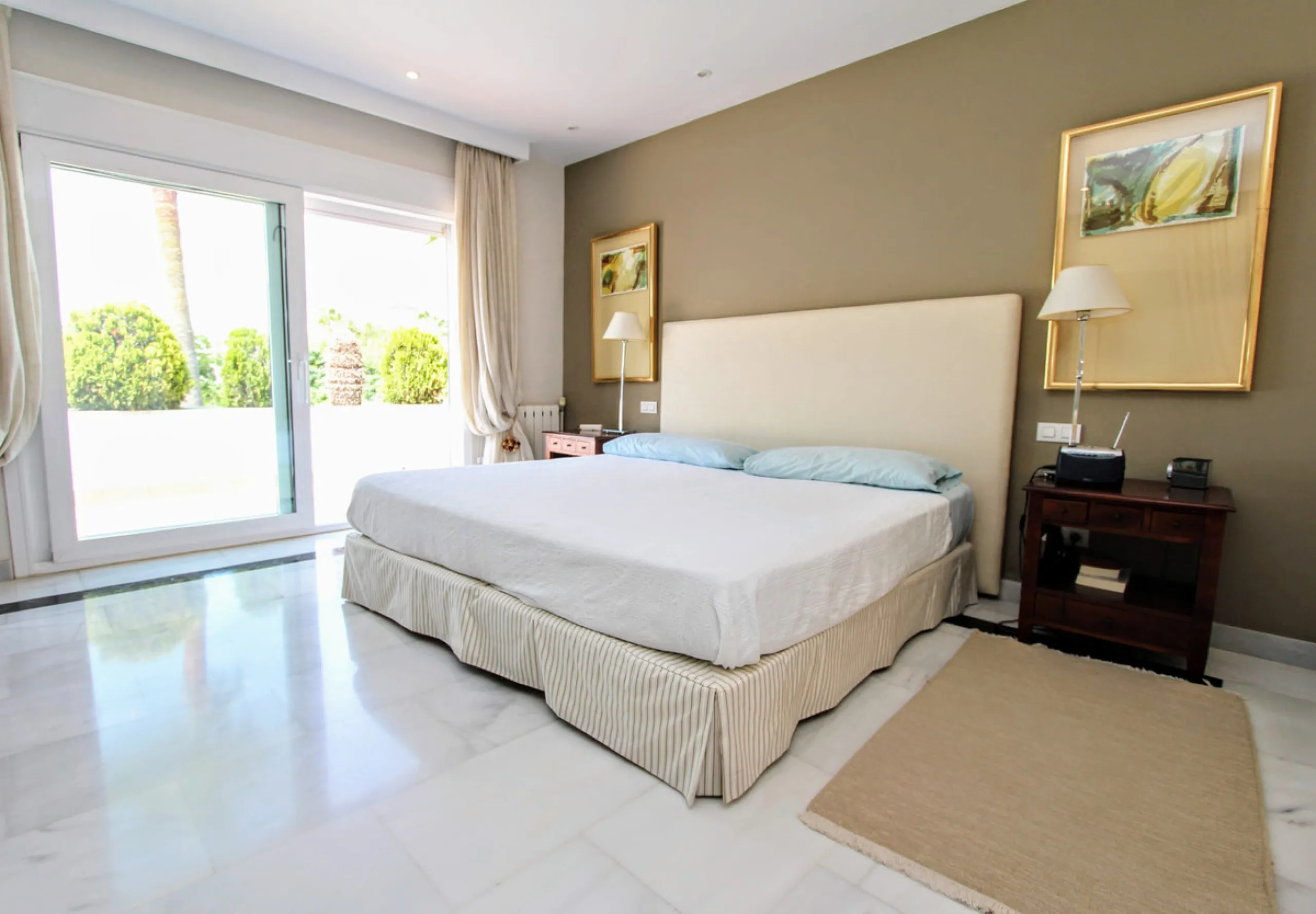 Spacious beachside villa in popular San Pedro, a short drive west of Marbella and Puerto Banús, and within walking distance of the beach promenade, shops and restaurants. This house is set in manicured gardens with a swimming pool, offering a perfect comb