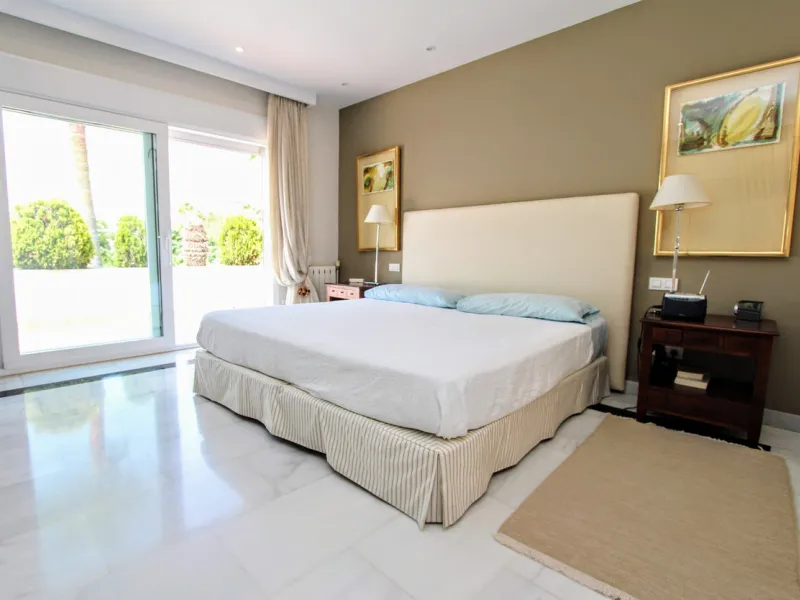 Spacious beachside villa in popular San Pedro, a short drive west of Marbella and Puerto Banús, and within walking distance of the beach promenade, shops and restaurants. This house is set in manicured gardens with a swimming pool, offering a perfect comb