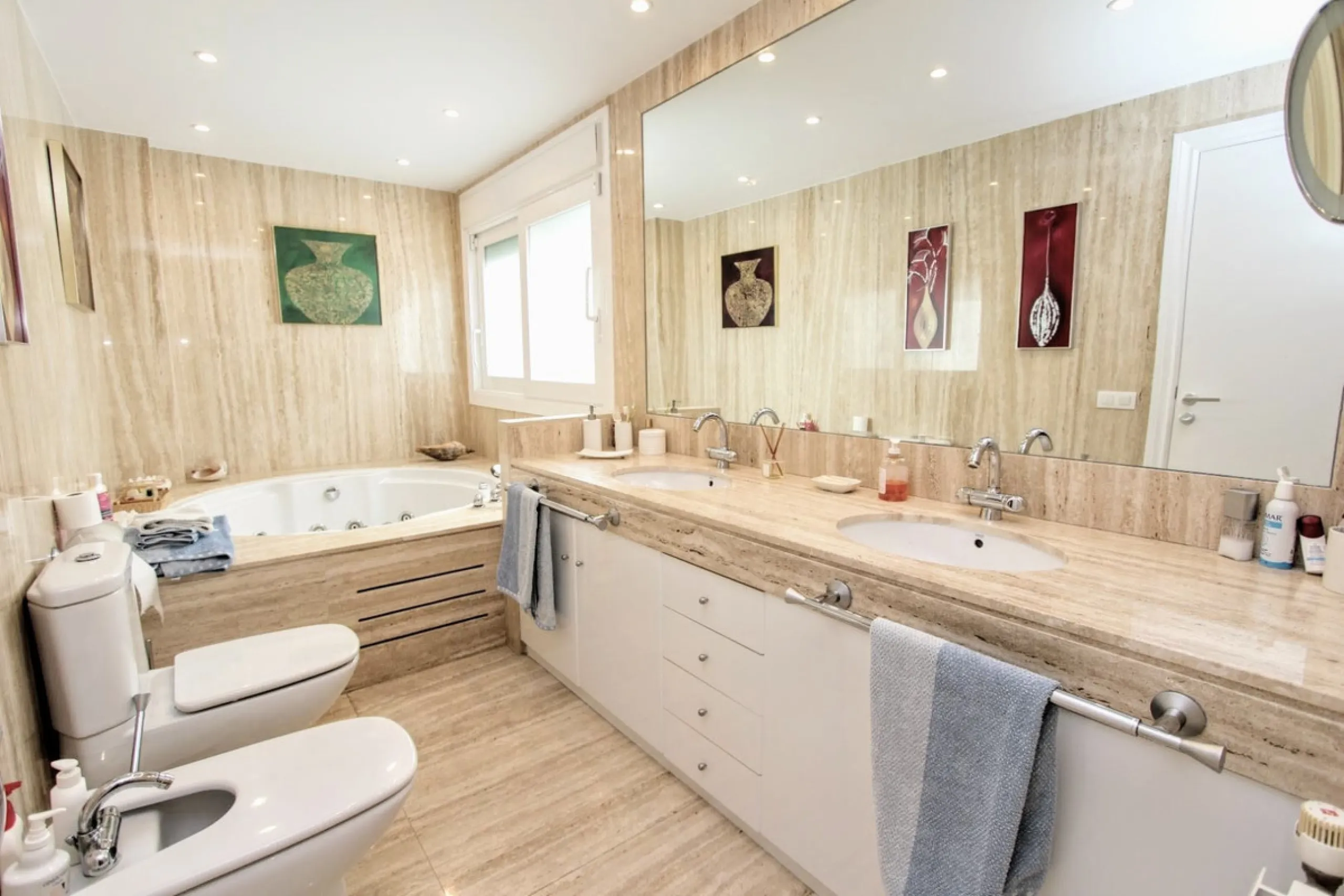 Spacious beachside villa in popular San Pedro, a short drive west of Marbella and Puerto Banús, and within walking distance of the beach promenade, shops and restaurants. This house is set in manicured gardens with a swimming pool, offering a perfect comb