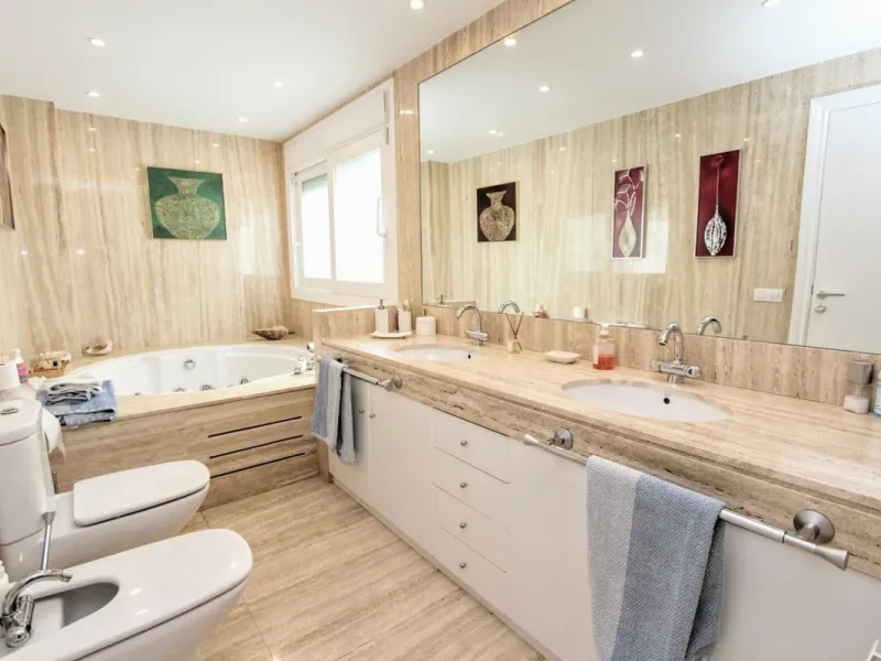 Spacious beachside villa in popular San Pedro, a short drive west of Marbella and Puerto Banús, and within walking distance of the beach promenade, shops and restaurants. This house is set in manicured gardens with a swimming pool, offering a perfect comb