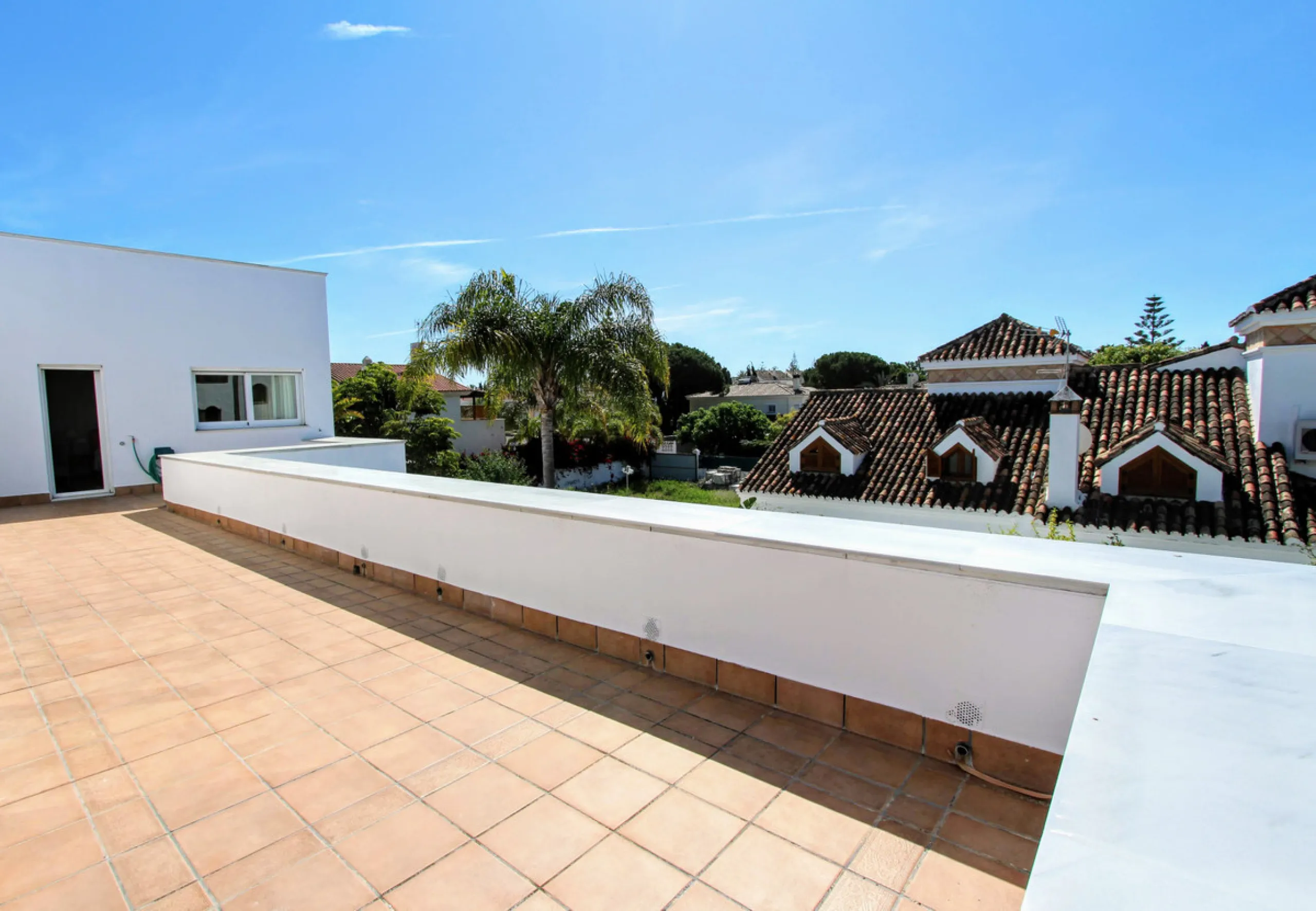 Spacious beachside villa in popular San Pedro, a short drive west of Marbella and Puerto Banús, and within walking distance of the beach promenade, shops and restaurants. This house is set in manicured gardens with a swimming pool, offering a perfect comb