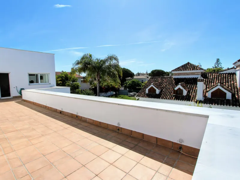 Spacious beachside villa in popular San Pedro, a short drive west of Marbella and Puerto Banús, and within walking distance of the beach promenade, shops and restaurants. This house is set in manicured gardens with a swimming pool, offering a perfect comb