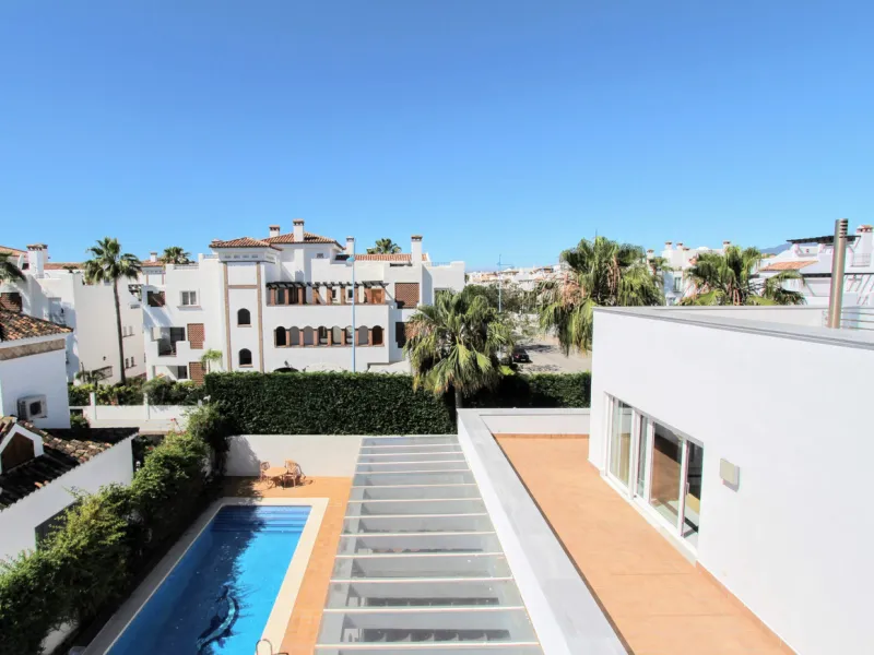 Spacious beachside villa in popular San Pedro, a short drive west of Marbella and Puerto Banús, and within walking distance of the beach promenade, shops and restaurants. This house is set in manicured gardens with a swimming pool, offering a perfect comb