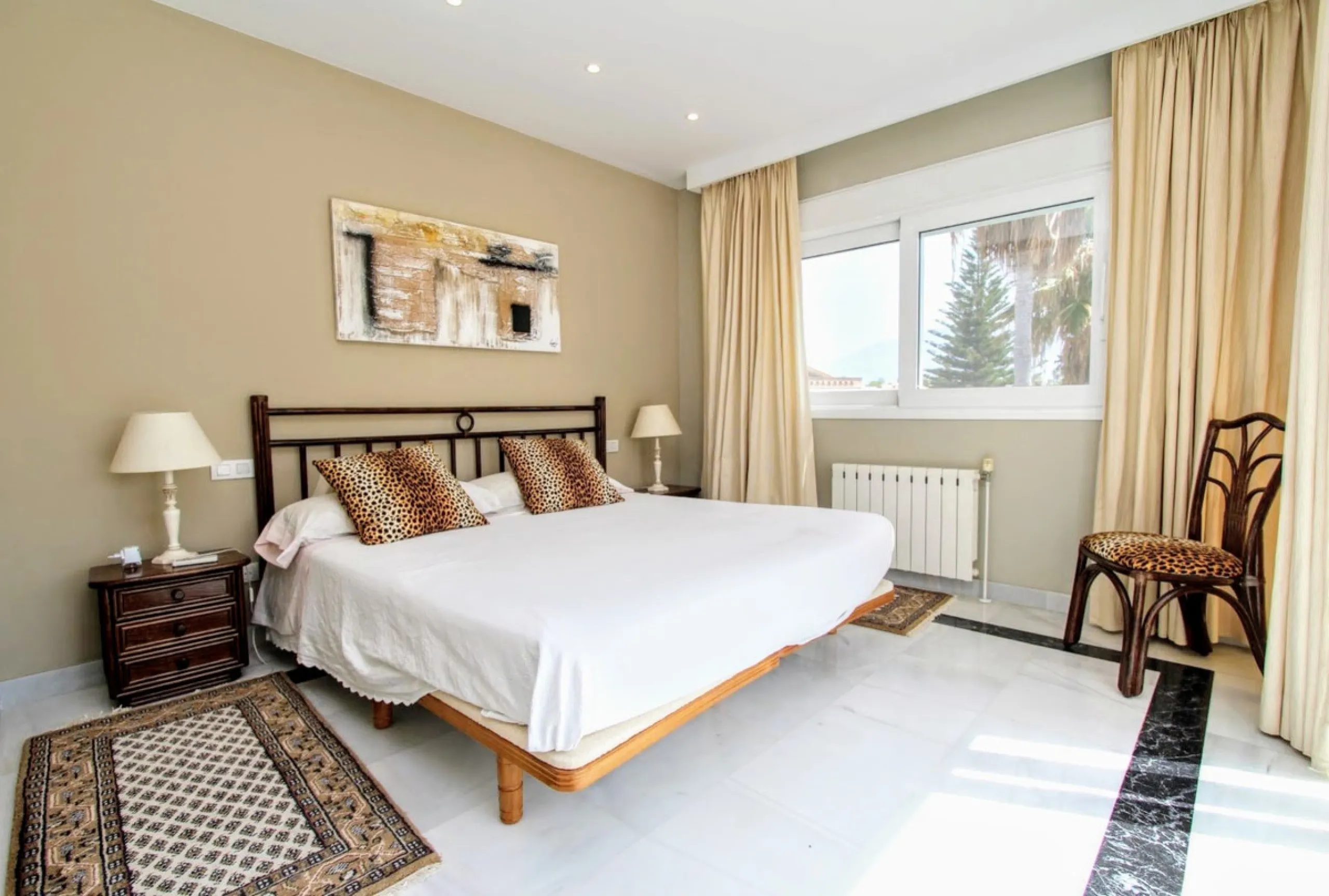 Spacious beachside villa in popular San Pedro, a short drive west of Marbella and Puerto Banús, and within walking distance of the beach promenade, shops and restaurants. This house is set in manicured gardens with a swimming pool, offering a perfect comb