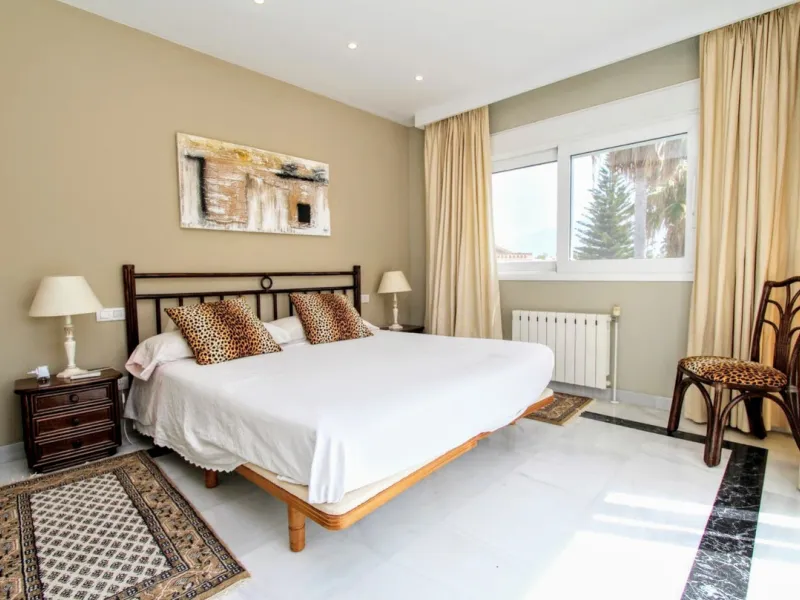 Spacious beachside villa in popular San Pedro, a short drive west of Marbella and Puerto Banús, and within walking distance of the beach promenade, shops and restaurants. This house is set in manicured gardens with a swimming pool, offering a perfect comb