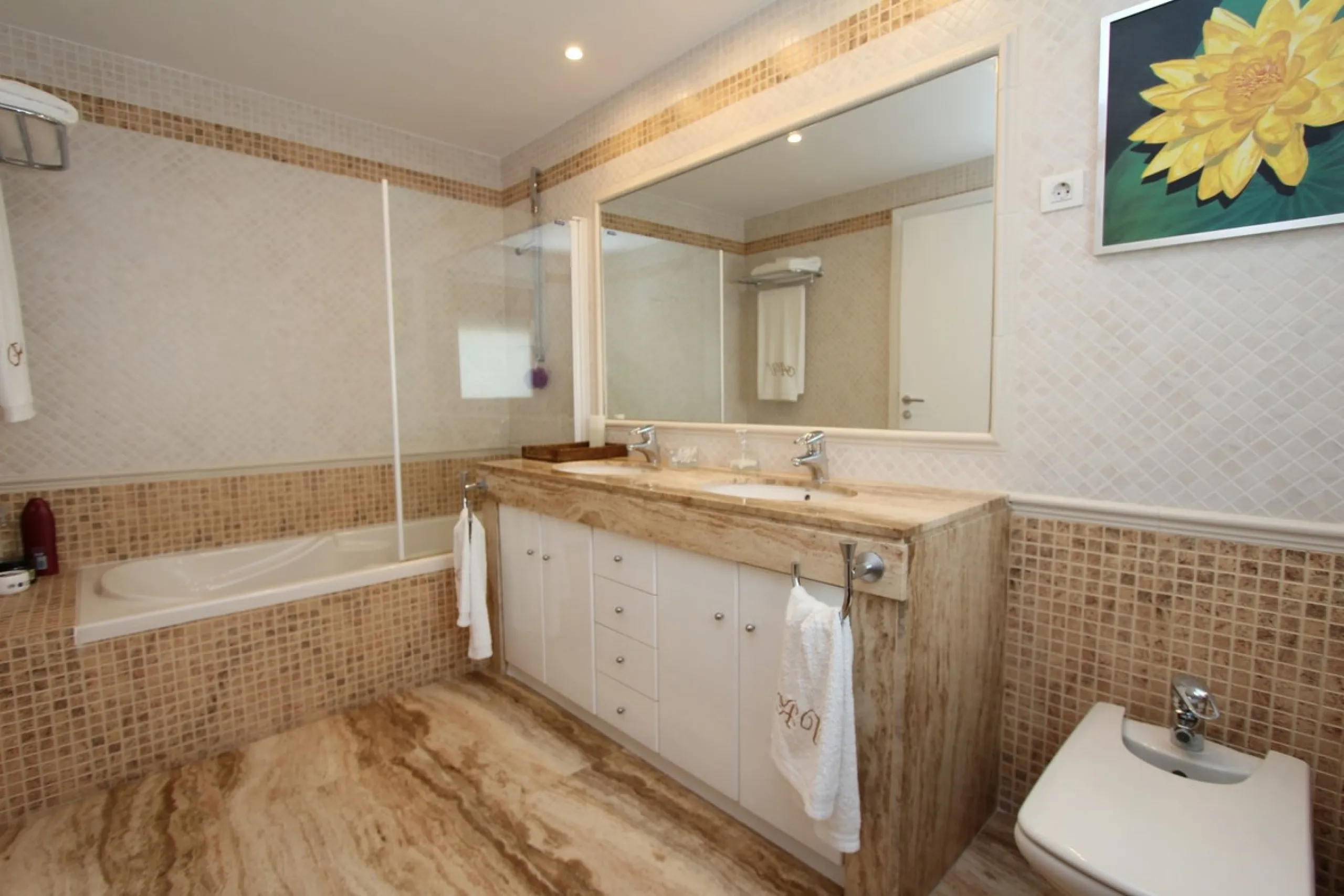 Spacious beachside villa in popular San Pedro, a short drive west of Marbella and Puerto Banús, and within walking distance of the beach promenade, shops and restaurants. This house is set in manicured gardens with a swimming pool, offering a perfect comb