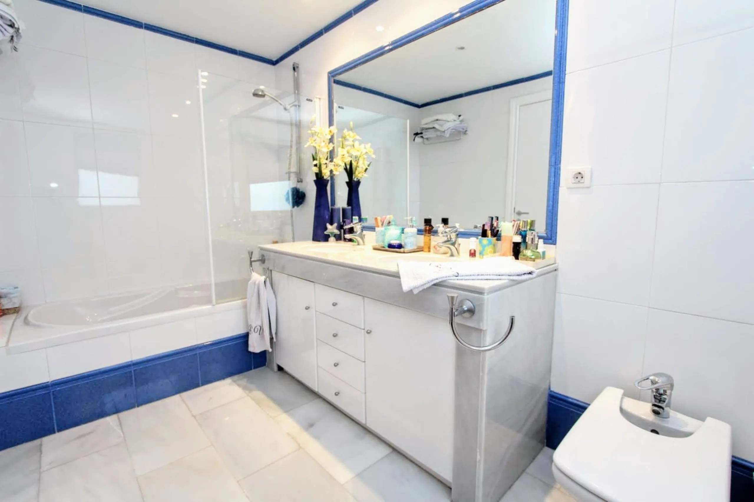 Spacious beachside villa in popular San Pedro, a short drive west of Marbella and Puerto Banús, and within walking distance of the beach promenade, shops and restaurants. This house is set in manicured gardens with a swimming pool, offering a perfect comb