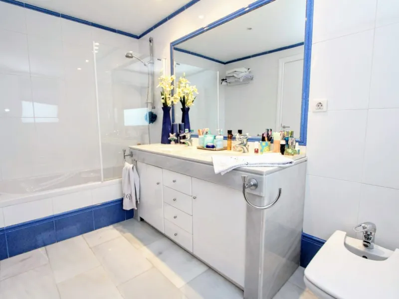 Spacious beachside villa in popular San Pedro, a short drive west of Marbella and Puerto Banús, and within walking distance of the beach promenade, shops and restaurants. This house is set in manicured gardens with a swimming pool, offering a perfect comb