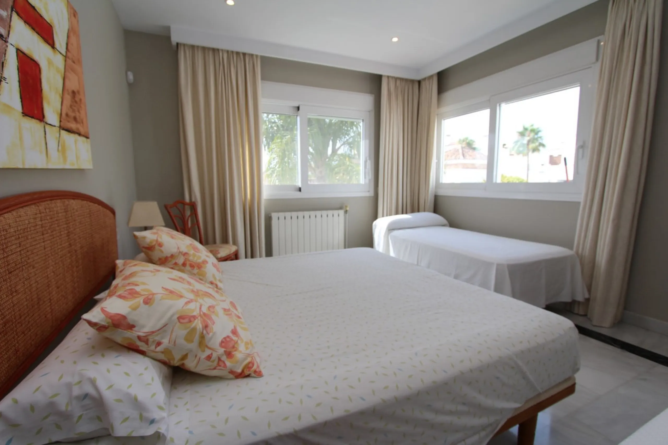 Spacious beachside villa in popular San Pedro, a short drive west of Marbella and Puerto Banús, and within walking distance of the beach promenade, shops and restaurants. This house is set in manicured gardens with a swimming pool, offering a perfect comb