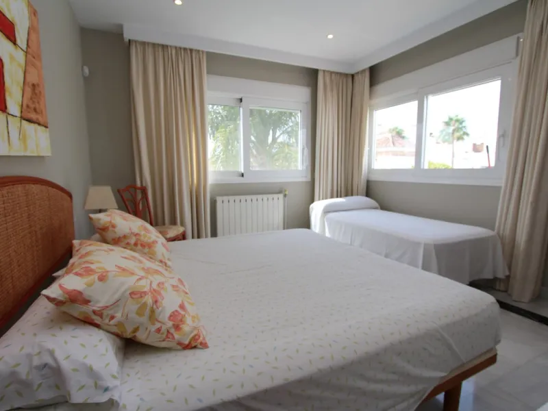 Spacious beachside villa in popular San Pedro, a short drive west of Marbella and Puerto Banús, and within walking distance of the beach promenade, shops and restaurants. This house is set in manicured gardens with a swimming pool, offering a perfect comb