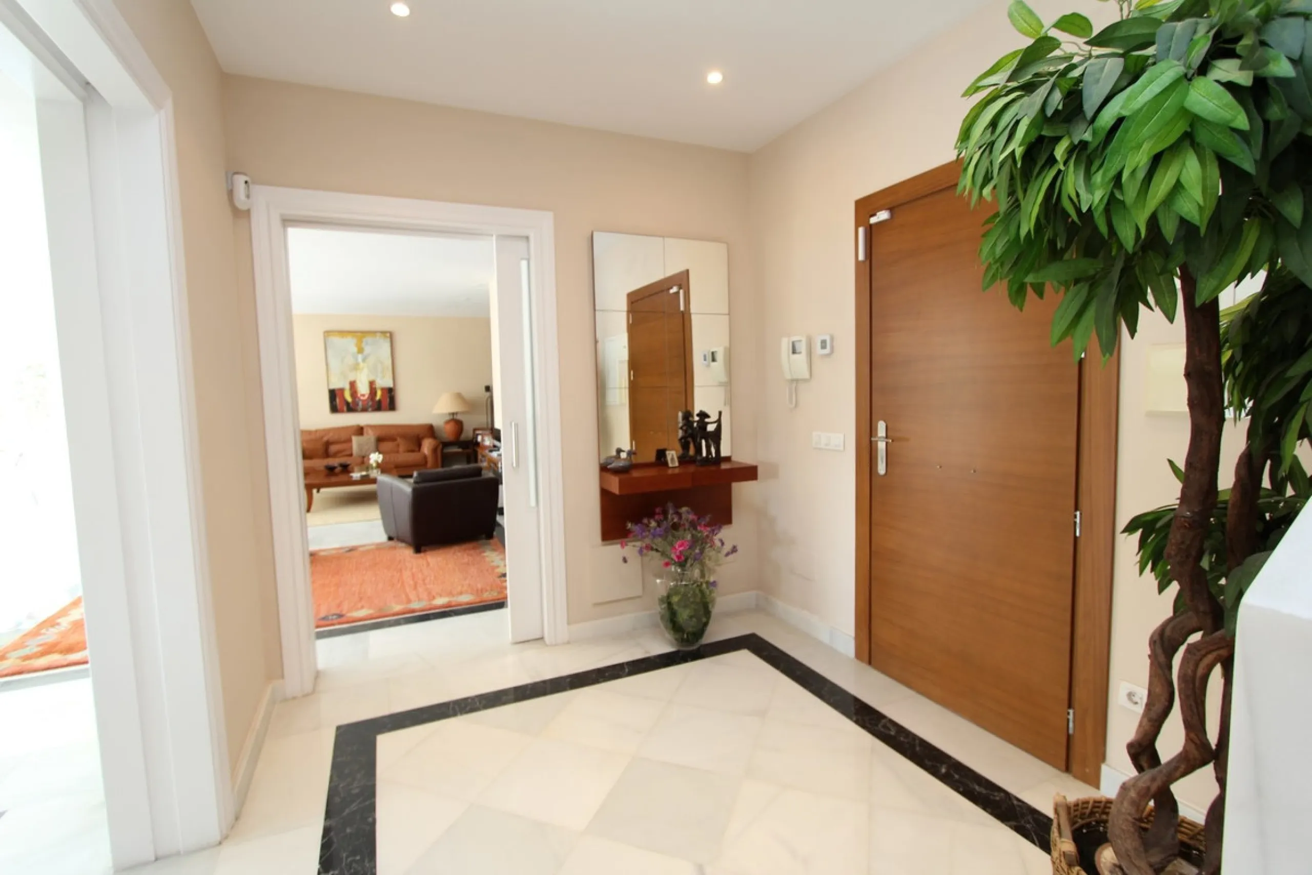 Spacious beachside villa in popular San Pedro, a short drive west of Marbella and Puerto Banús, and within walking distance of the beach promenade, shops and restaurants. This house is set in manicured gardens with a swimming pool, offering a perfect comb