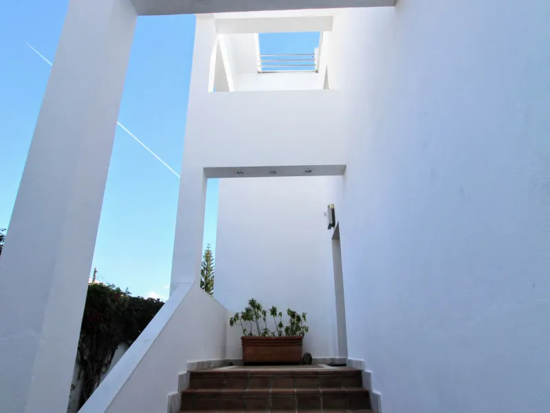 Spacious beachside villa in popular San Pedro, a short drive west of Marbella and Puerto Banús, and within walking distance of the beach promenade, shops and restaurants. This house is set in manicured gardens with a swimming pool, offering a perfect comb