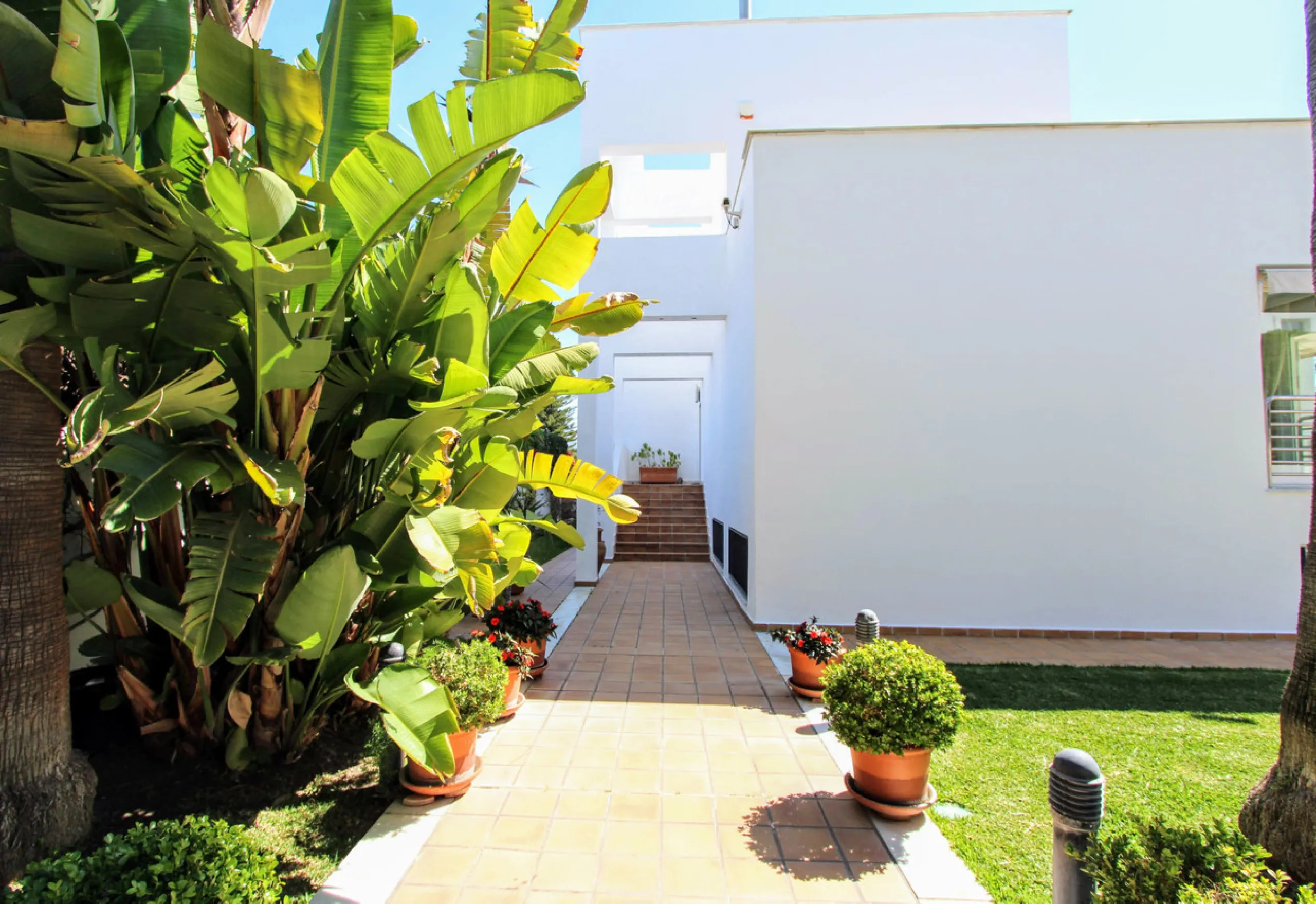Spacious beachside villa in popular San Pedro, a short drive west of Marbella and Puerto Banús, and within walking distance of the beach promenade, shops and restaurants. This house is set in manicured gardens with a swimming pool, offering a perfect comb