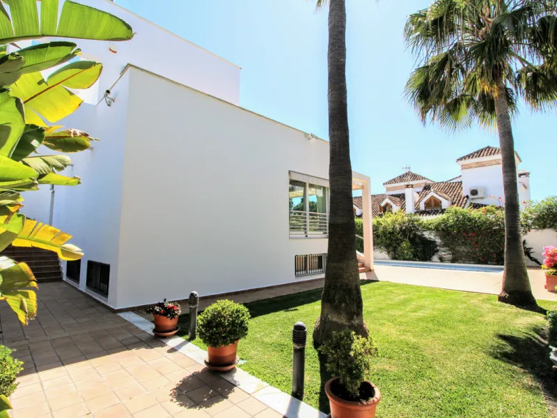 Spacious beachside villa in popular San Pedro, a short drive west of Marbella and Puerto Banús, and within walking distance of the beach promenade, shops and restaurants. This house is set in manicured gardens with a swimming pool, offering a perfect comb