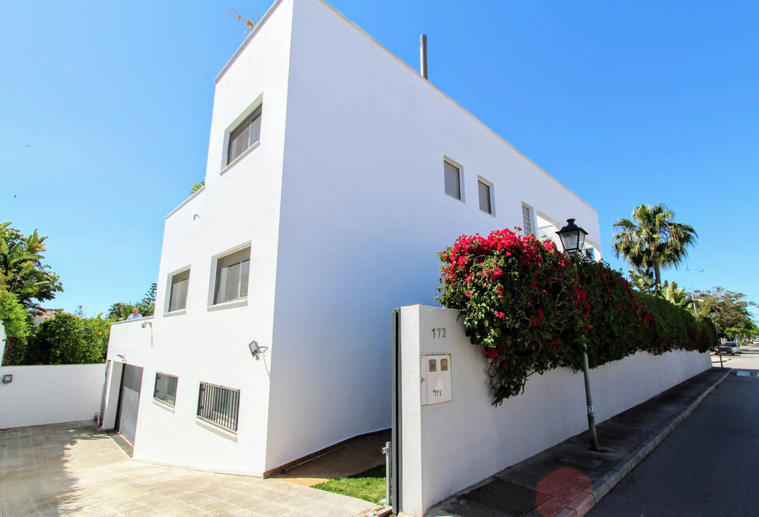 Spacious beachside villa in popular San Pedro, a short drive west of Marbella and Puerto Banús, and within walking distance of the beach promenade, shops and restaurants. This house is set in manicured gardens with a swimming pool, offering a perfect comb