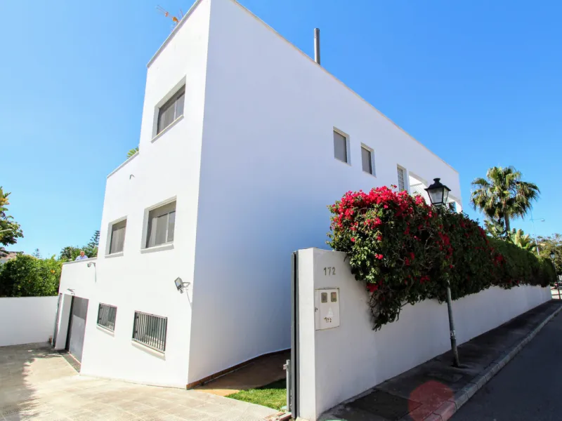 Spacious beachside villa in popular San Pedro, a short drive west of Marbella and Puerto Banús, and within walking distance of the beach promenade, shops and restaurants. This house is set in manicured gardens with a swimming pool, offering a perfect comb