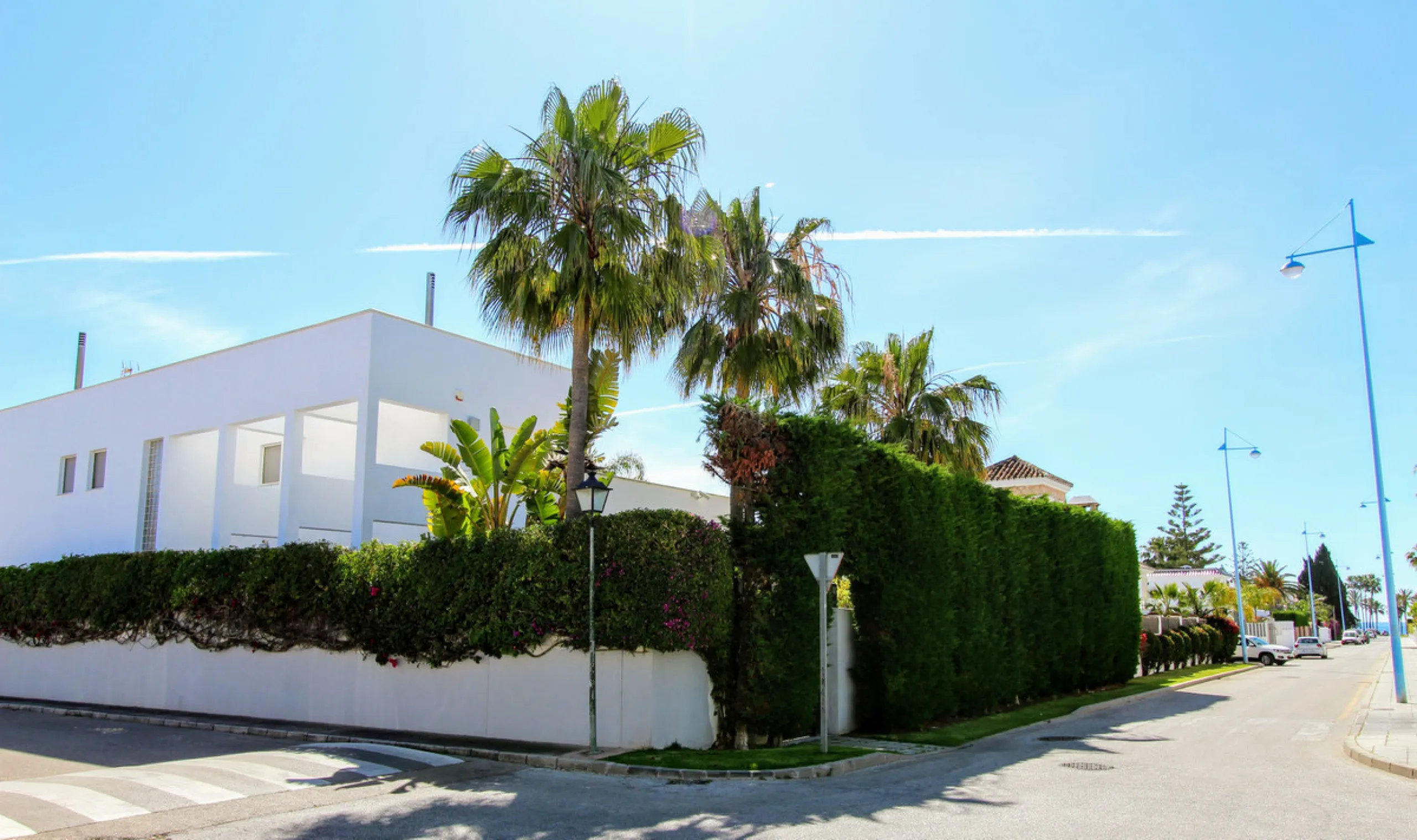Spacious beachside villa in popular San Pedro, a short drive west of Marbella and Puerto Banús, and within walking distance of the beach promenade, shops and restaurants. This house is set in manicured gardens with a swimming pool, offering a perfect comb