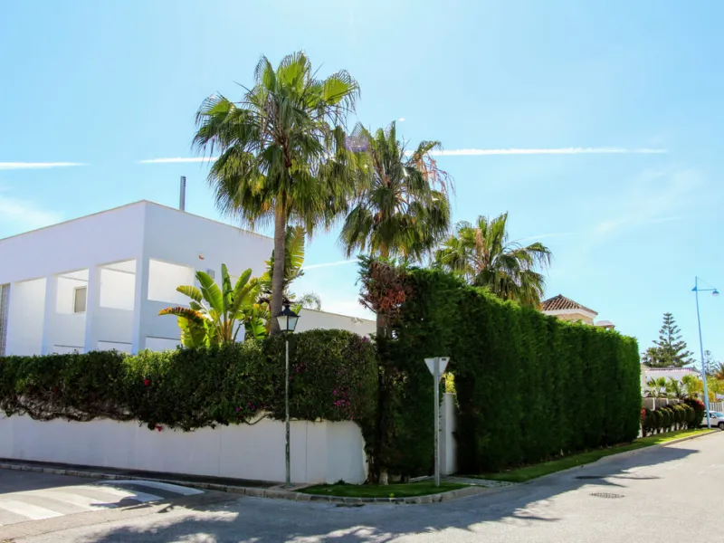 Spacious beachside villa in popular San Pedro, a short drive west of Marbella and Puerto Banús, and within walking distance of the beach promenade, shops and restaurants. This house is set in manicured gardens with a swimming pool, offering a perfect comb