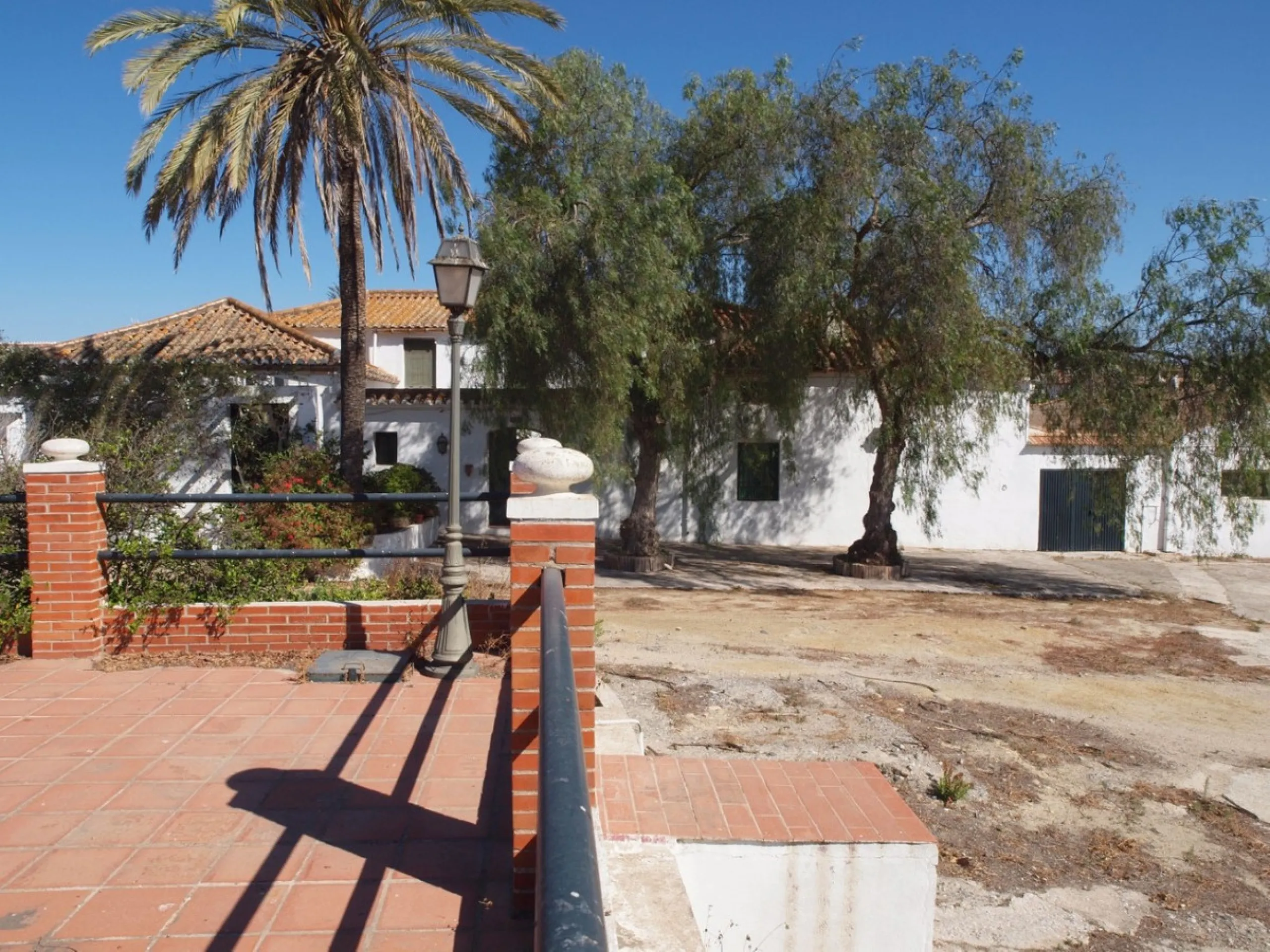 Cortijo de la Finca "El Recreo" - это дом более 100 лет, в котором сохранились все элементы типичных андалузских домов Кортихо. Он имеет центральный андалузский внутренний дворик, который распределяется на первом этаже, в сторону спальни-кухни, в которой 