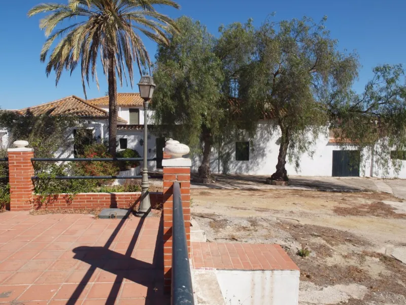 Cortijo de la Finca "El Recreo" - это дом более 100 лет, в котором сохранились все элементы типичных андалузских домов Кортихо. Он имеет центральный андалузский внутренний дворик, который распределяется на первом этаже, в сторону спальни-кухни, в которой 