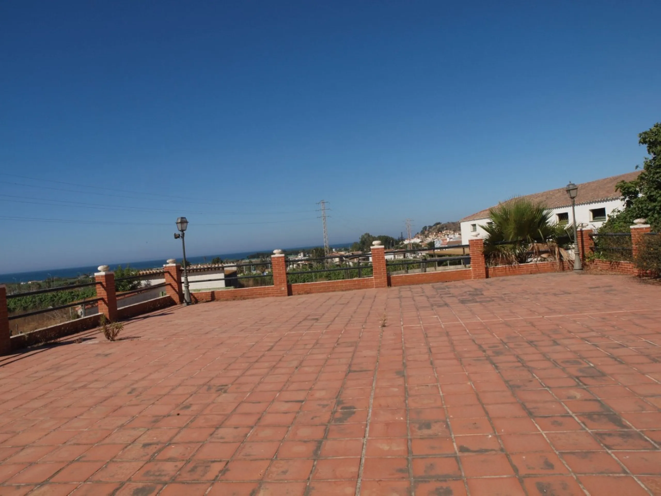 Cortijo de la Finca "El Recreo" - это дом более 100 лет, в котором сохранились все элементы типичных андалузских домов Кортихо. Он имеет центральный андалузский внутренний дворик, который распределяется на первом этаже, в сторону спальни-кухни, в которой 