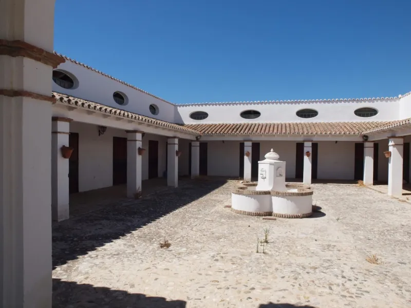 Cortijo de la Finca "El Recreo" - это дом более 100 лет, в котором сохранились все элементы типичных андалузских домов Кортихо. Он имеет центральный андалузский внутренний дворик, который распределяется на первом этаже, в сторону спальни-кухни, в которой 
