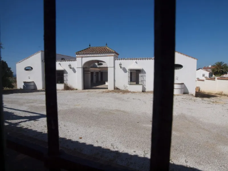 Cortijo de la Finca "El Recreo" - это дом более 100 лет, в котором сохранились все элементы типичных андалузских домов Кортихо. Он имеет центральный андалузский внутренний дворик, который распределяется на первом этаже, в сторону спальни-кухни, в которой 
