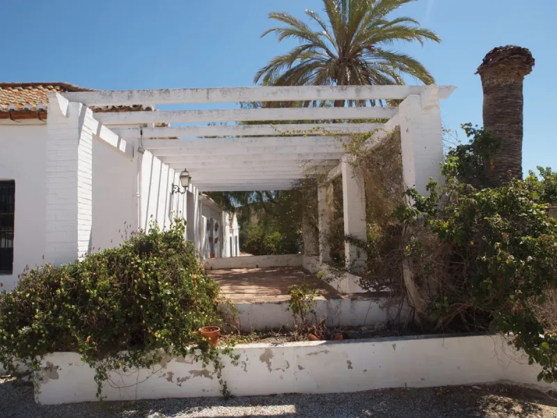 Cortijo de la Finca "El Recreo" - это дом более 100 лет, в котором сохранились все элементы типичных андалузских домов Кортихо. Он имеет центральный андалузский внутренний дворик, который распределяется на первом этаже, в сторону спальни-кухни, в которой 