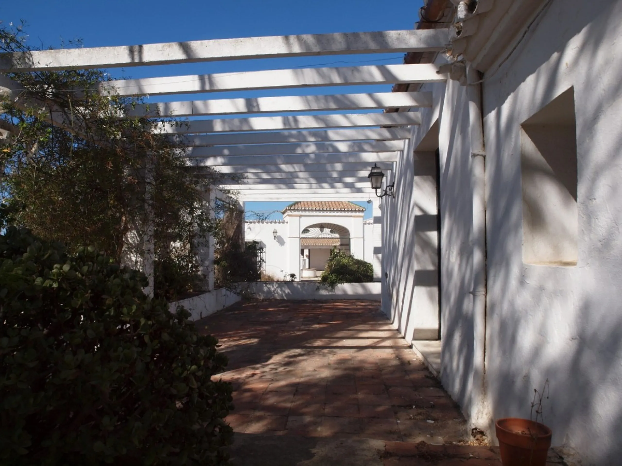 Cortijo de la Finca "El Recreo" - это дом более 100 лет, в котором сохранились все элементы типичных андалузских домов Кортихо. Он имеет центральный андалузский внутренний дворик, который распределяется на первом этаже, в сторону спальни-кухни, в которой 