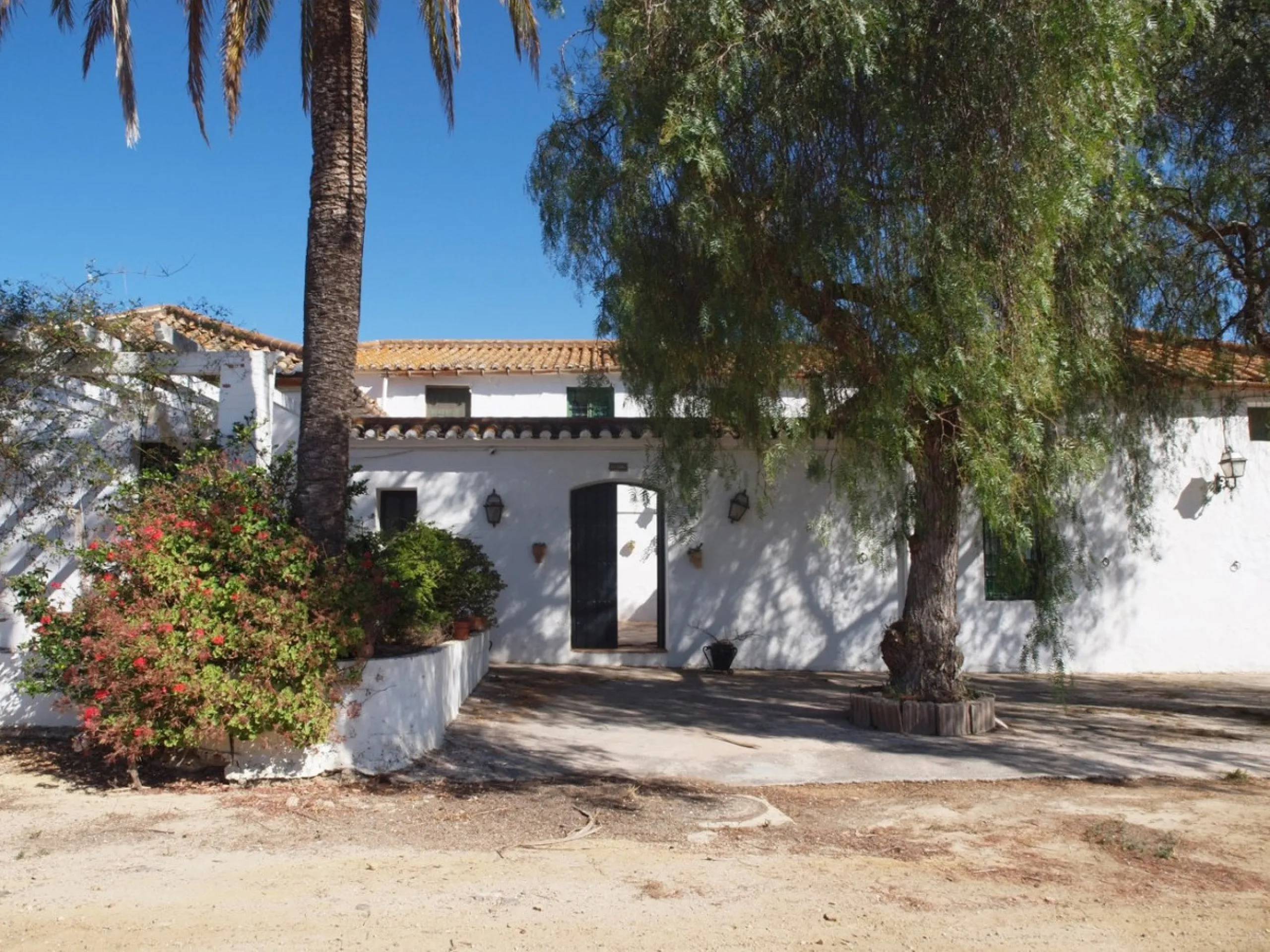 Cortijo de la Finca "El Recreo" - это дом более 100 лет, в котором сохранились все элементы типичных андалузских домов Кортихо. Он имеет центральный андалузский внутренний дворик, который распределяется на первом этаже, в сторону спальни-кухни, в которой 