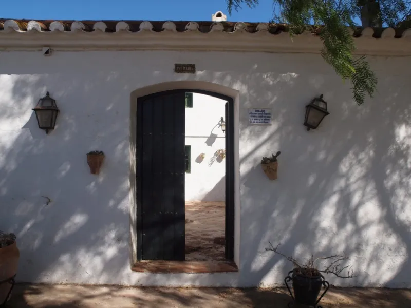 Cortijo de la Finca "El Recreo" - это дом более 100 лет, в котором сохранились все элементы типичных андалузских домов Кортихо. Он имеет центральный андалузский внутренний дворик, который распределяется на первом этаже, в сторону спальни-кухни, в которой 