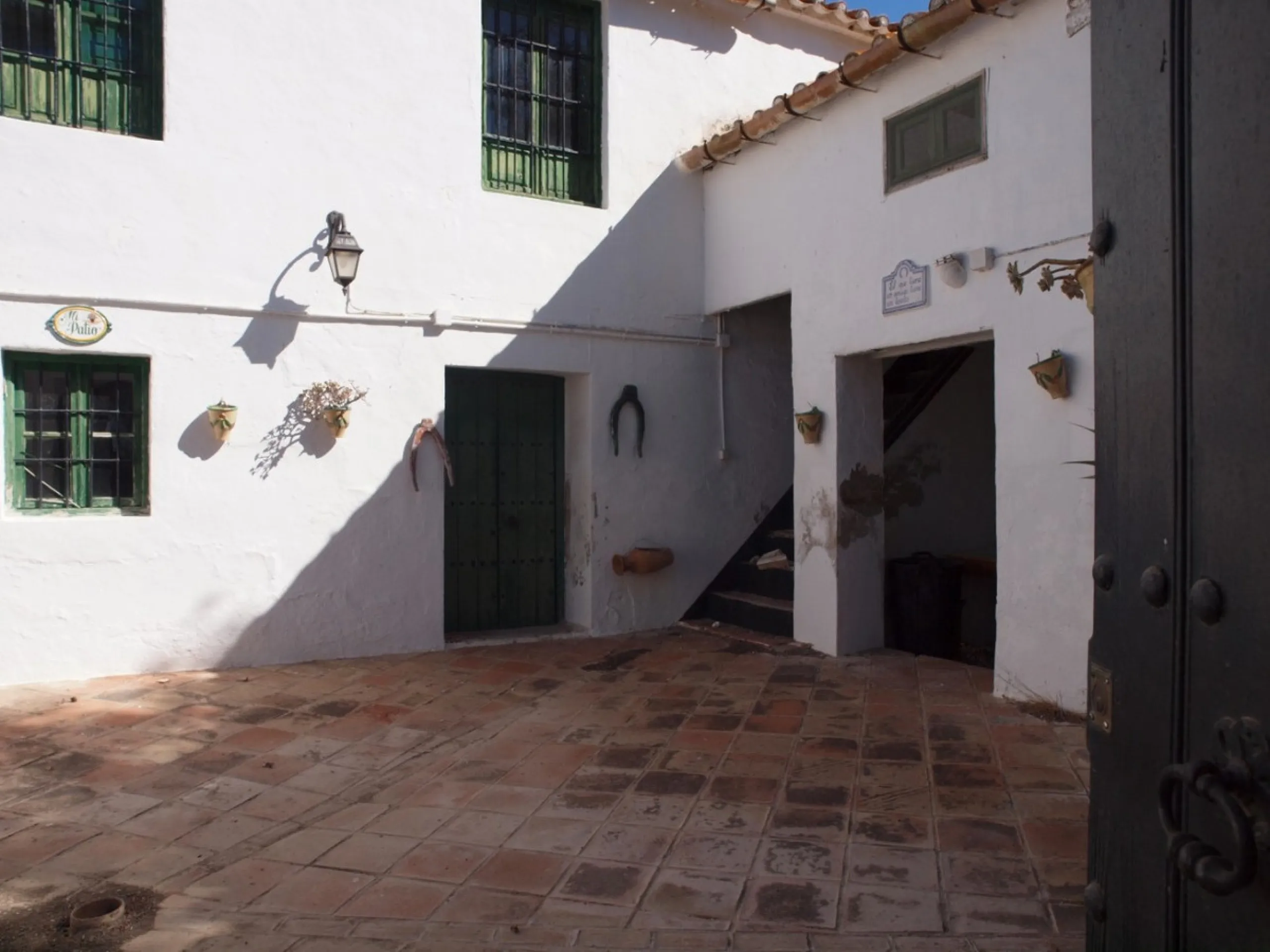 Cortijo de la Finca "El Recreo" - это дом более 100 лет, в котором сохранились все элементы типичных андалузских домов Кортихо. Он имеет центральный андалузский внутренний дворик, который распределяется на первом этаже, в сторону спальни-кухни, в которой 