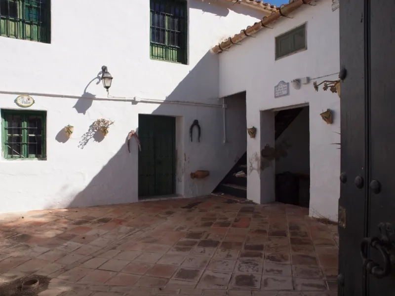 Cortijo de la Finca "El Recreo" - это дом более 100 лет, в котором сохранились все элементы типичных андалузских домов Кортихо. Он имеет центральный андалузский внутренний дворик, который распределяется на первом этаже, в сторону спальни-кухни, в которой 