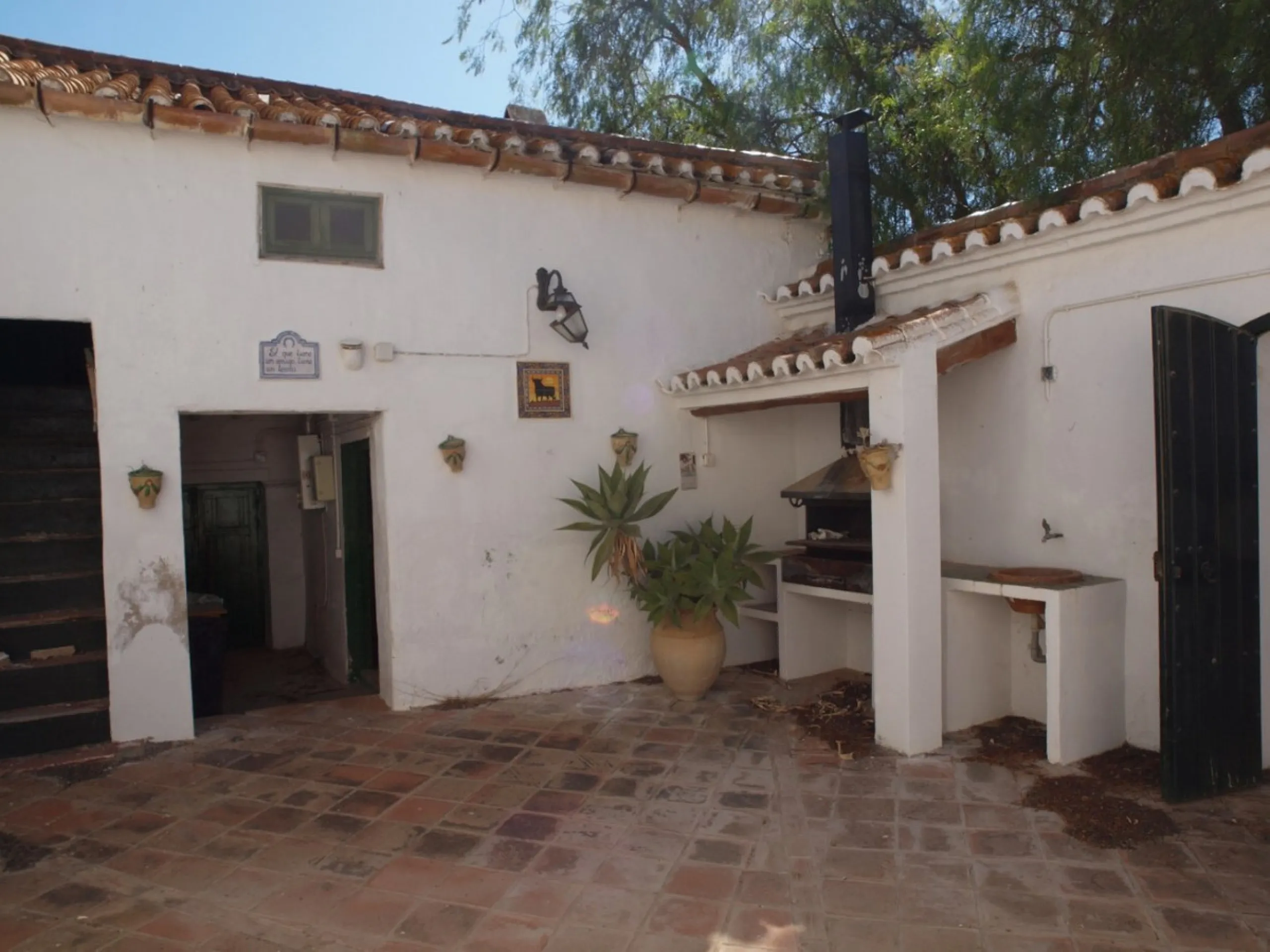 Cortijo de la Finca "El Recreo" - это дом более 100 лет, в котором сохранились все элементы типичных андалузских домов Кортихо. Он имеет центральный андалузский внутренний дворик, который распределяется на первом этаже, в сторону спальни-кухни, в которой 